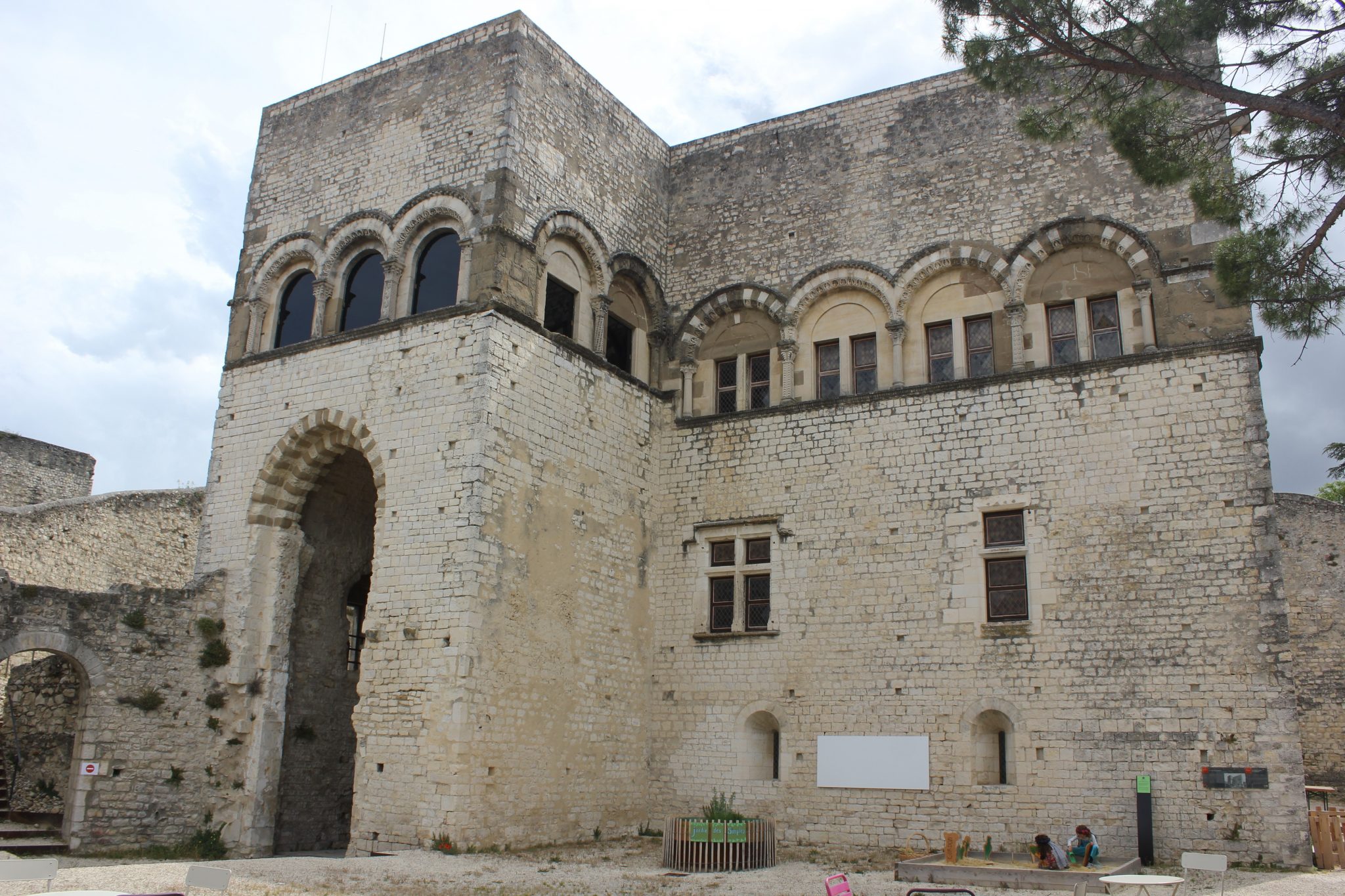 Qui Vivait Dans Un Chateau Au Moyen Age La Drome En Famille